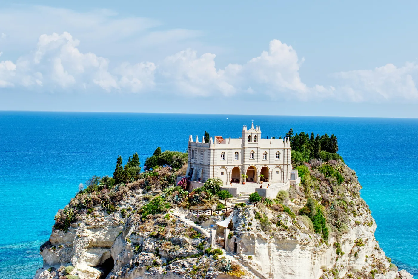 Il santuario di Santa Maria dell'Isola in cima alla sua rupe, a Tropea, circondato dal mare turchese