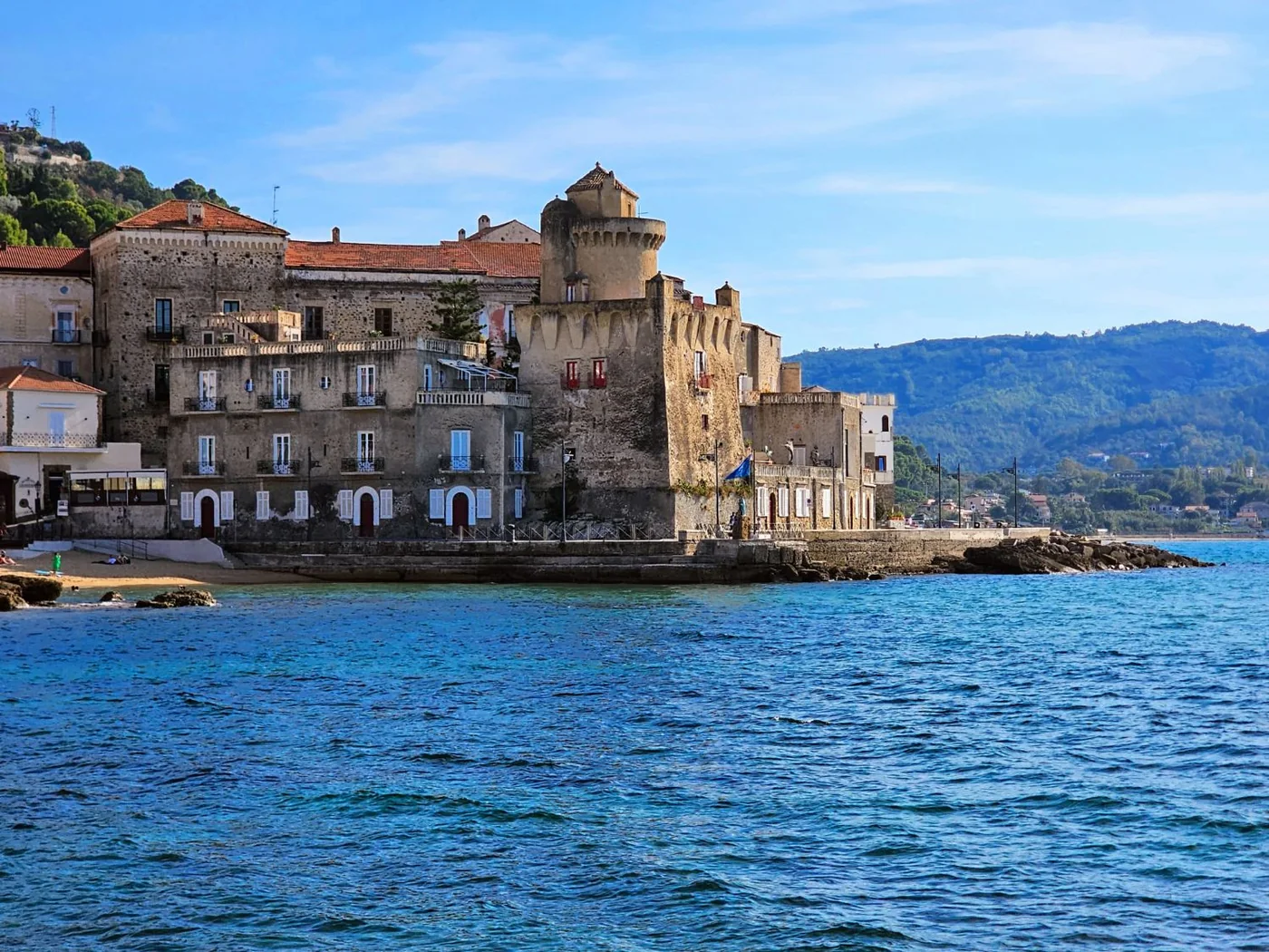 Il nucleo antico di Santa Maria di Castellabate affacciato sul mare, con la torre di pietra e le case allineate sul lungomare.