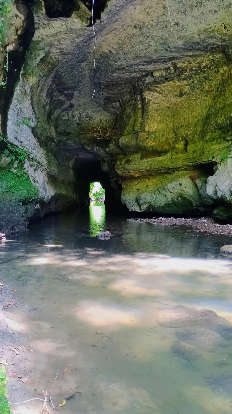 Ponte Sodo, la galleria idraulica lunga settanta metri che gli Etruschi scavarono nel tufo, con il torrente che scorre verso l'uscita illuminata, nel Parco di Veio