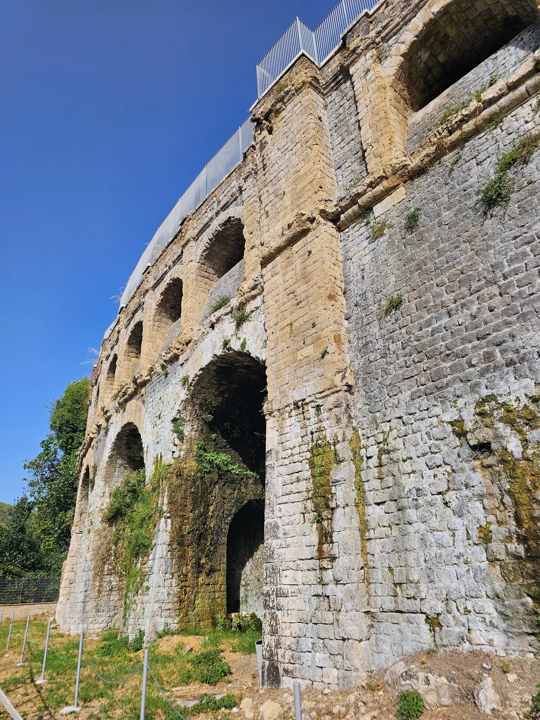 Le grandi arcate in pietra del santuario di Ercole Vincitore a Tivoli, contro il cielo azzurro