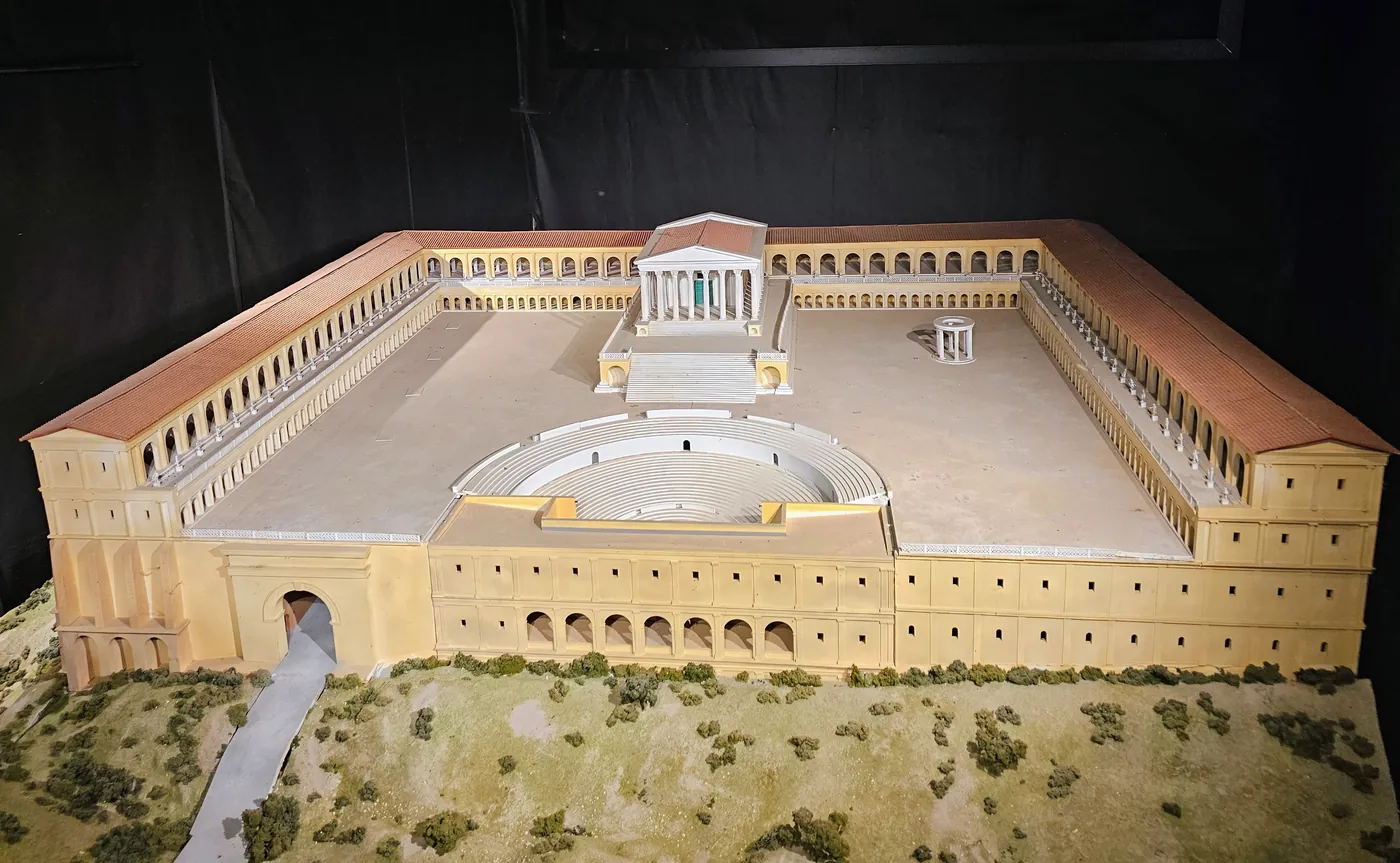 Il plastico del santuario di Ercole Vincitore, con il tempio in cima alla grande terrazza porticata e il teatro