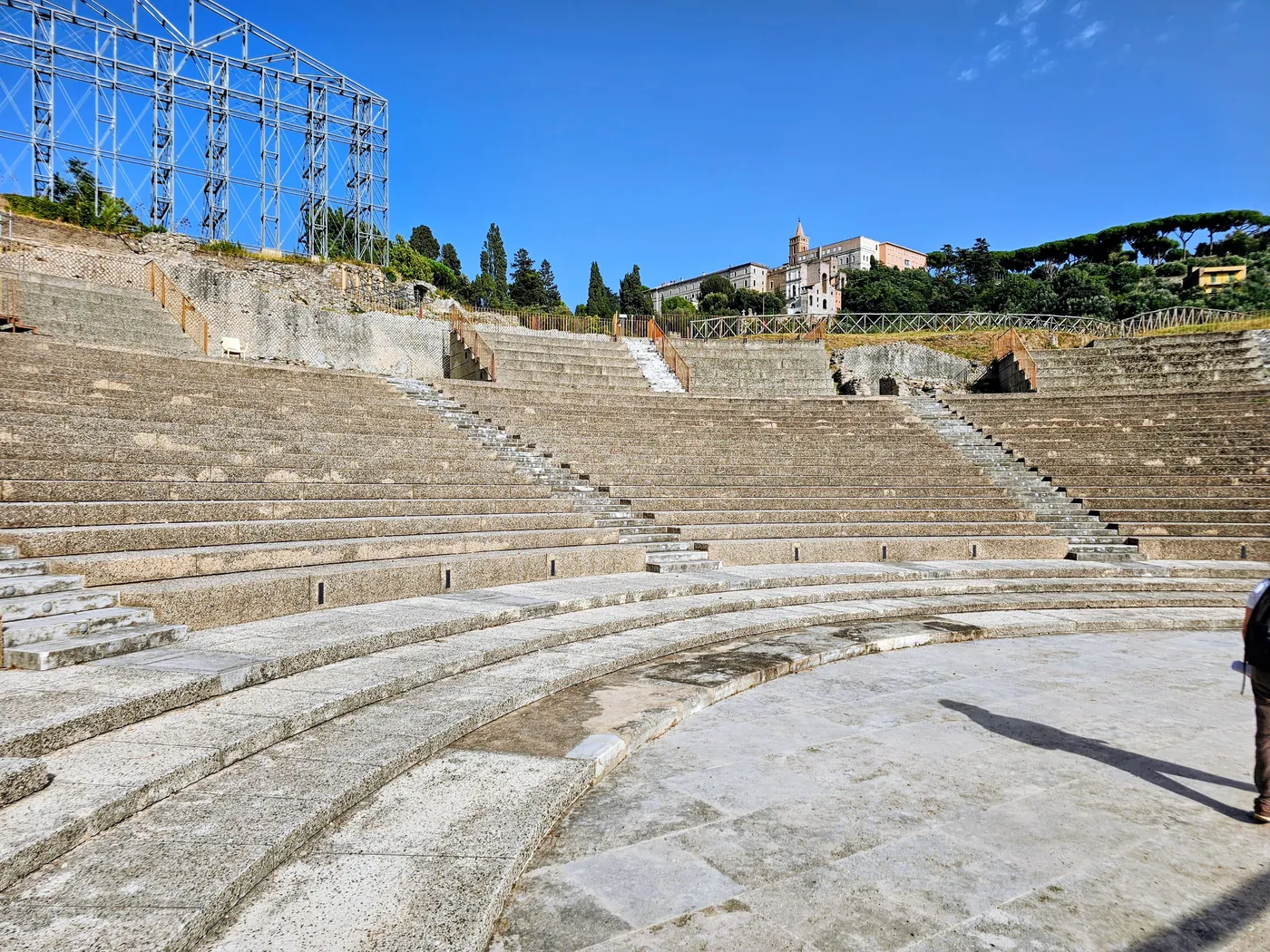 Le gradinate del teatro del santuario di Ercole Vincitore a Tivoli, con la città sullo sfondo
