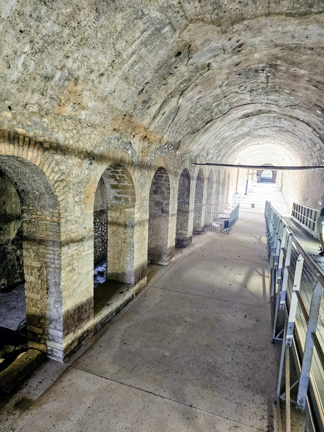 La lunga galleria ad archi della via coperta che attraversa il santuario di Ercole Vincitore, a Tivoli