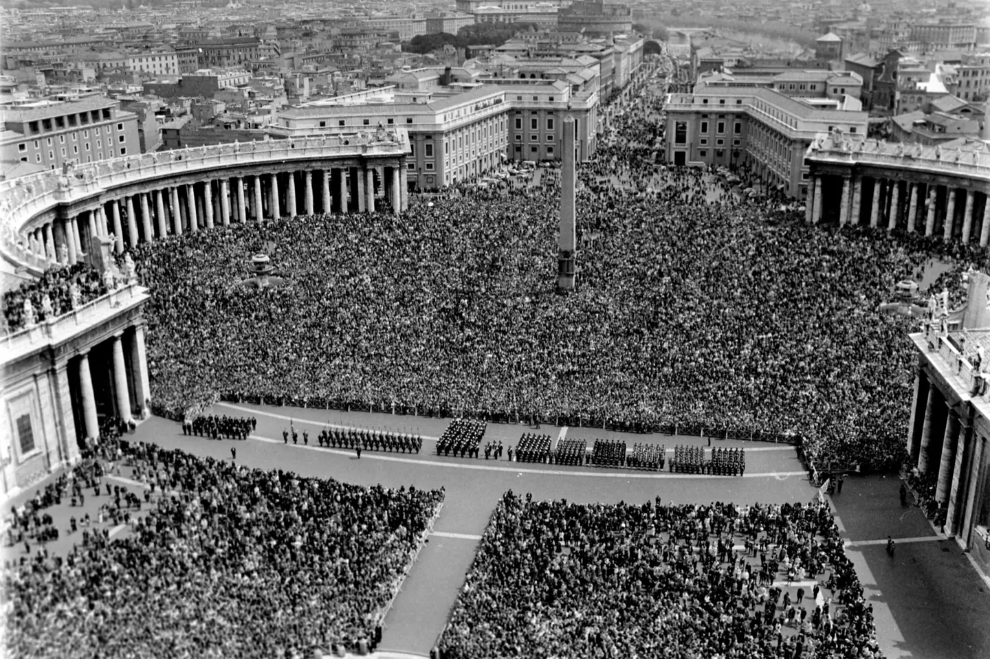 Piazza San Pietro vista dall'alto, gremita di folla il giorno di Pasqua