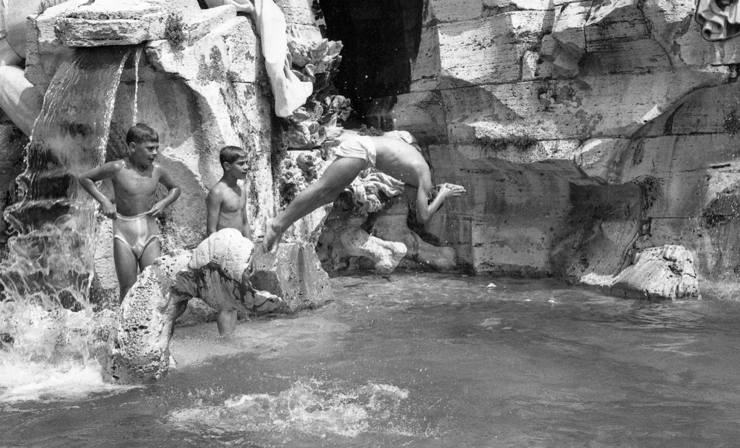 Ragazzi che si tuffano nella Fontana dei Quattro Fiumi in Piazza Navona